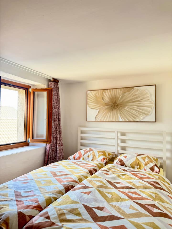 Просторно легло и светла обстановка за спокойна почивка, височина на стаята 1,90 метра