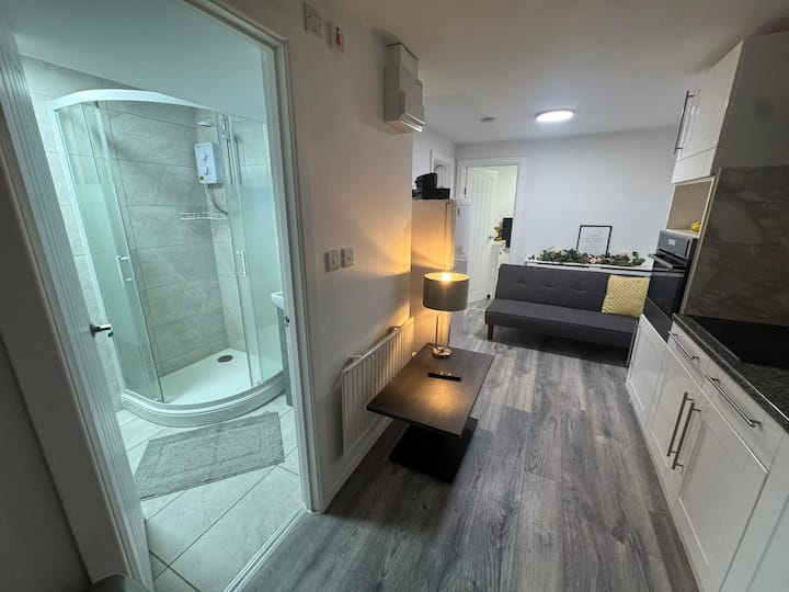 Quiet Modern Retreat Self-contained Close To Lgw - London Gatwick Airport (LGW)