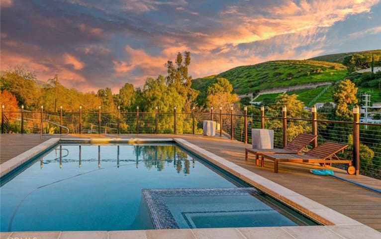 Luxury Hillside Oasis – Pool, Spa, Views Sleeps 10