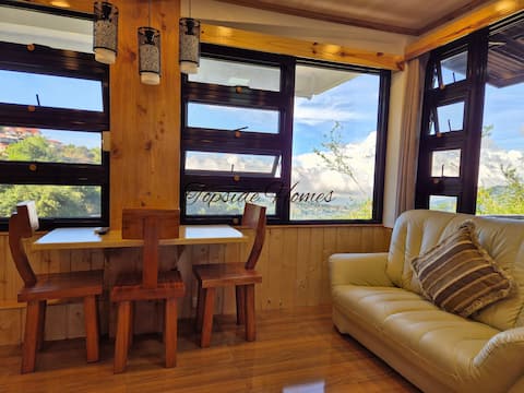 Topside Homes: Scenic Mountain Studio Retreat