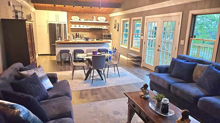 Waterfront View Retreat - Tobyhanna, PA