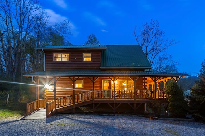 Mountaintop Cabin With Panoramic Views, Fire Pit - Maggie Valley, NC