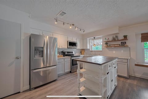 Top performing Airbnb: Gorgeous house on 1.8 acres of fun! in Alvin