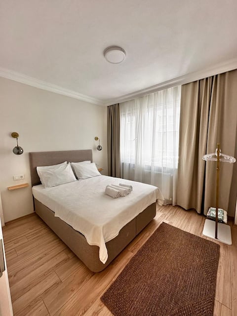 Stylish & Clean Family Apartment Near Metro with Balcony