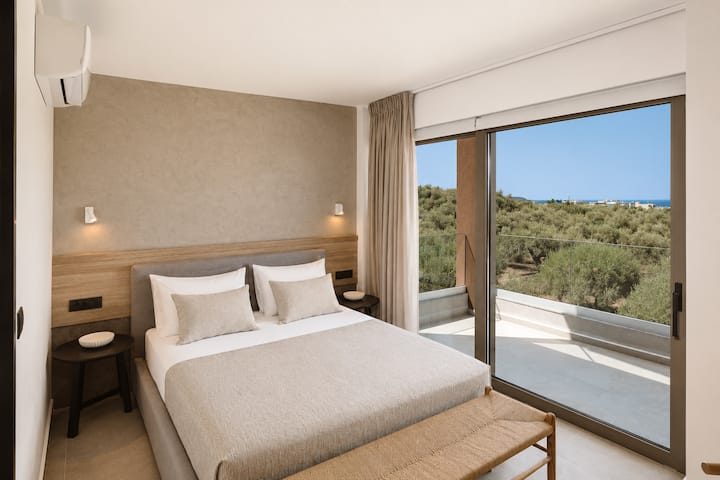 Upper Floor - Bedroom 2: Queen-size bed, ensuite bathroom, Smart TV & balcony access
