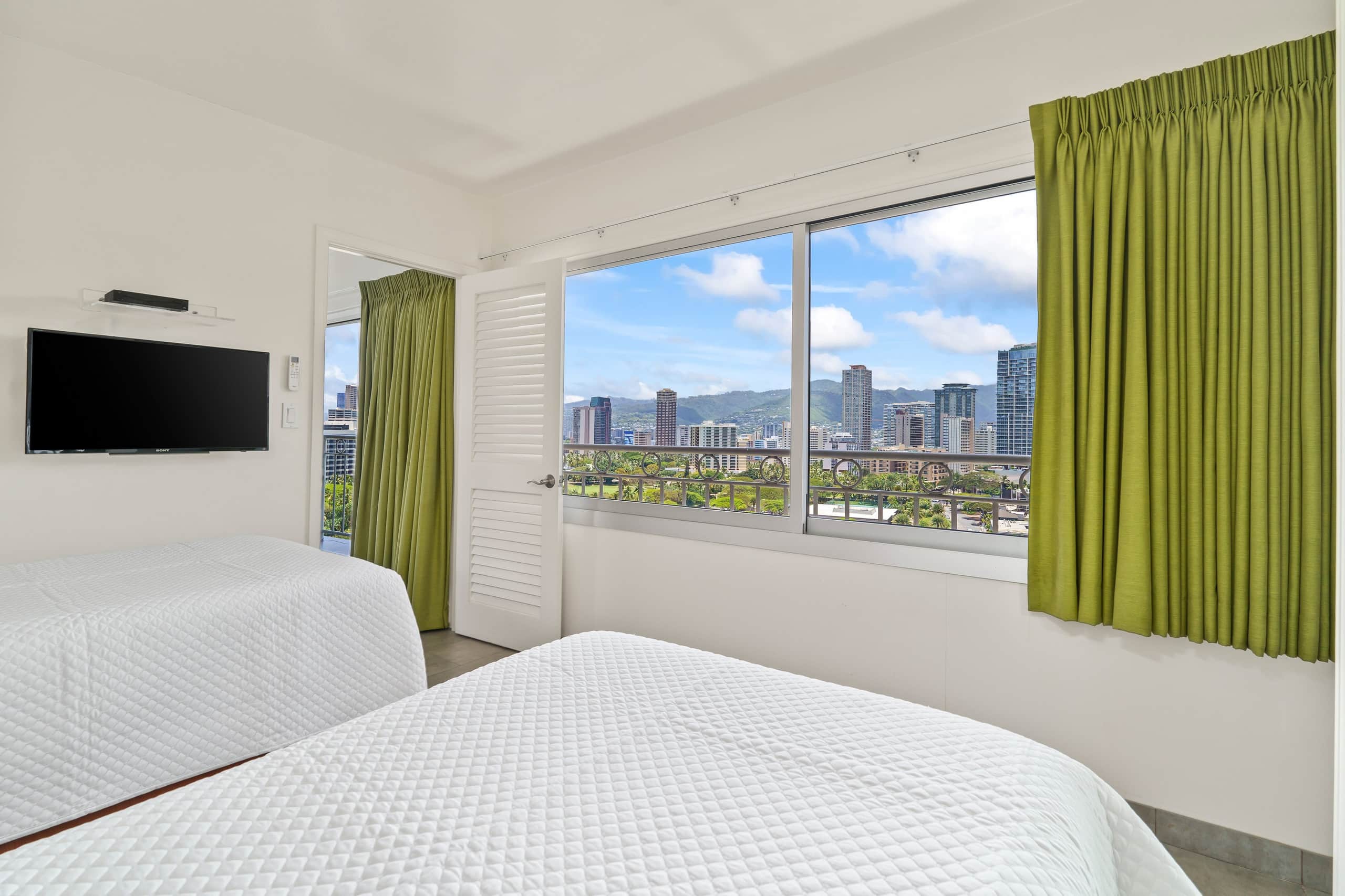 Condo in Honolulu · ★4.86 · 2 bedrooms · 4 beds · 2 private baths - Image 18