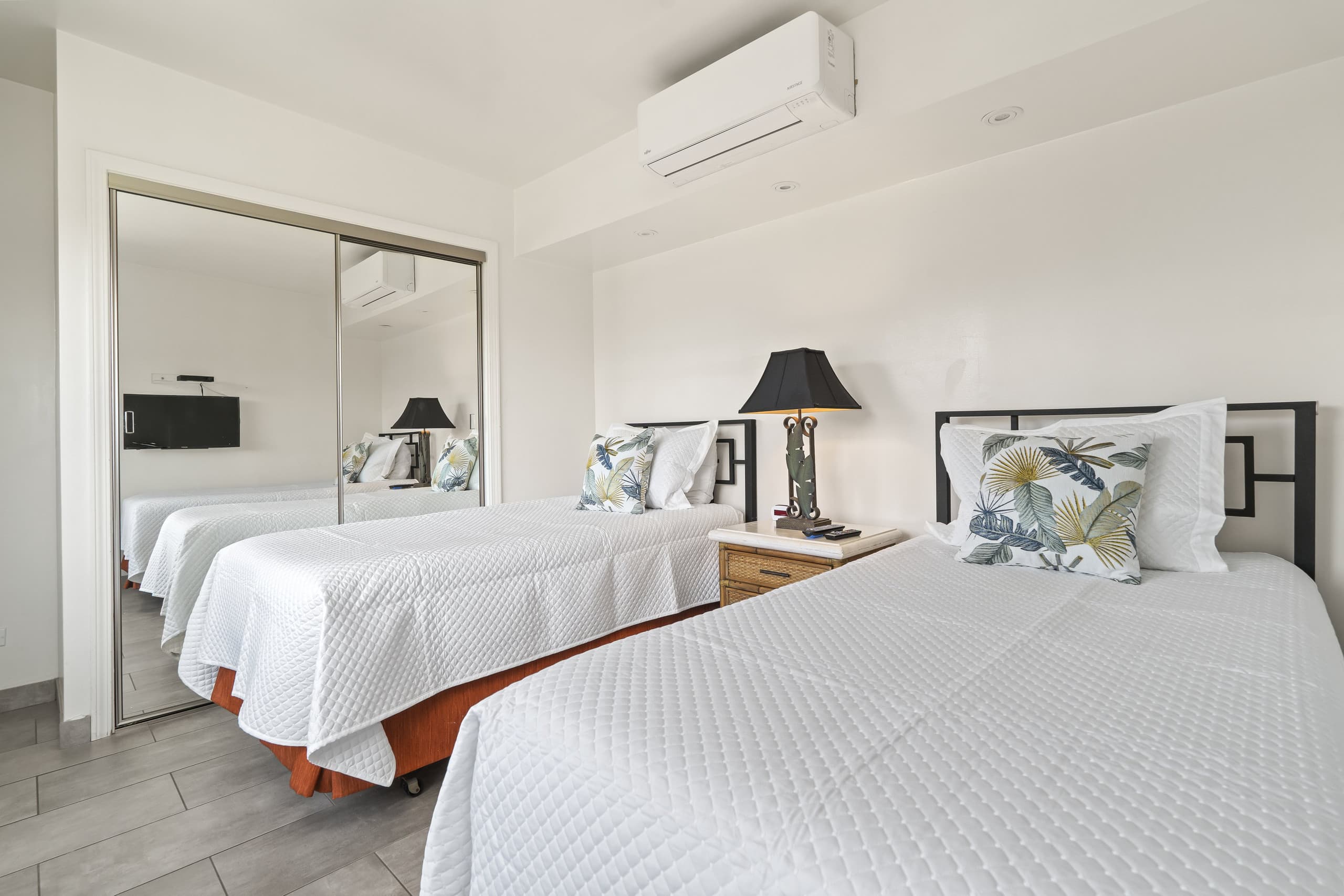 Condo in Honolulu · ★4.86 · 2 bedrooms · 4 beds · 2 private baths - Image 16