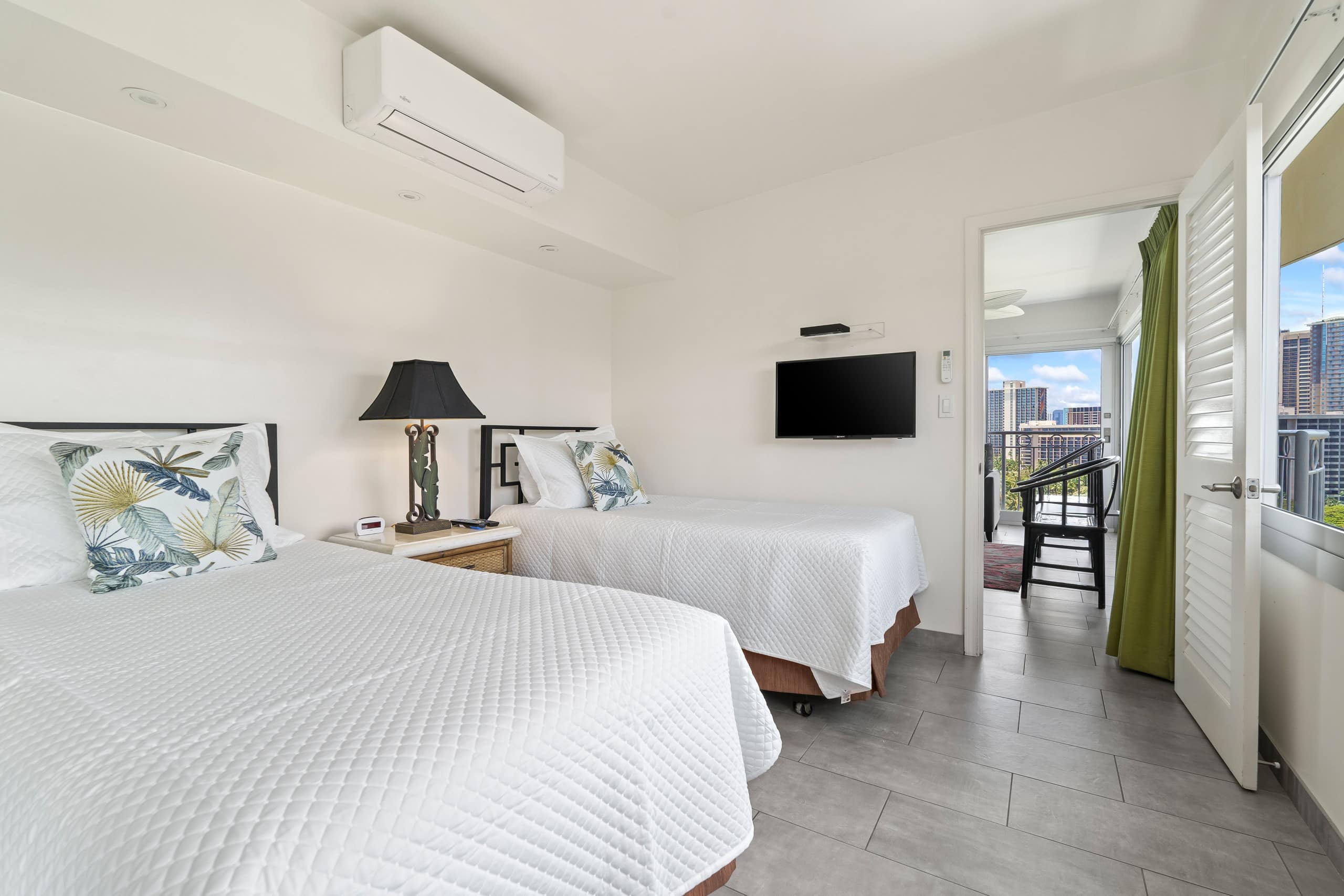 Condo in Honolulu · ★4.86 · 2 bedrooms · 4 beds · 2 private baths - Image 17