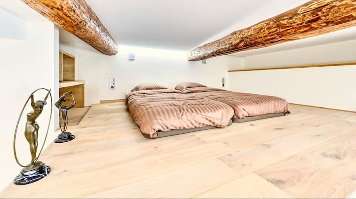 2 מיטות יחיד עם בסיס מיטה אמיתי ומרتبة, עם שפע של מקום אחסון, נוחות וביטחון