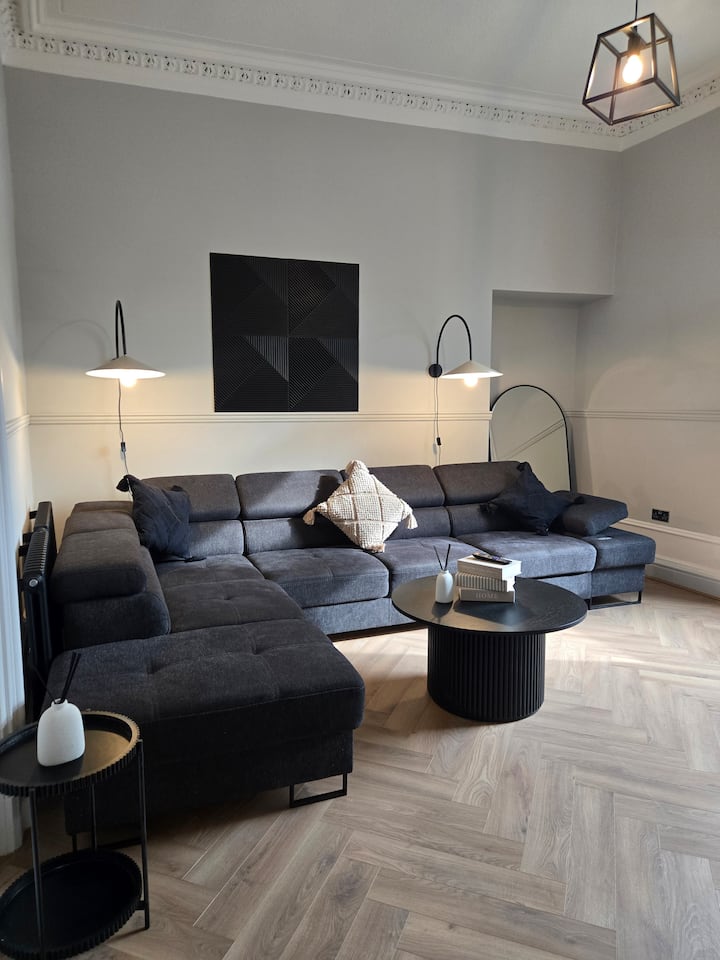 Luxury Central Apartment W/ 3 Beds + 24hr Check-in - 亞伯丁