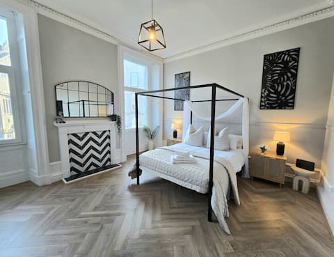Luxury central apartment w/ 3 beds + 24hr check-in