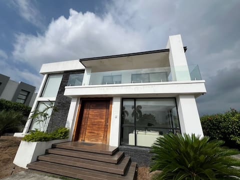 Beautiful Entire House on Golf Course