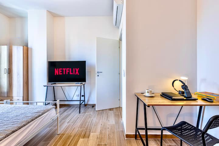 Pohovka, obľúbený seriál, nohy hore. Jednoduchý a šťastný večer.