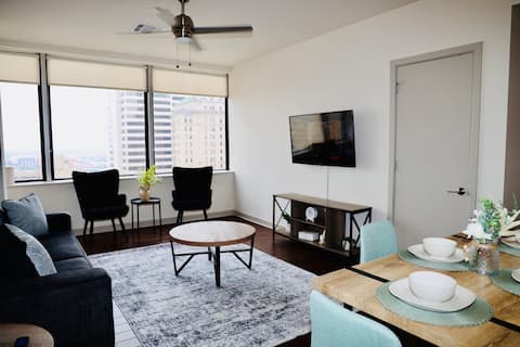 Top Airbnb: Botanical 1BR | City Views | Parking Included in City Center District