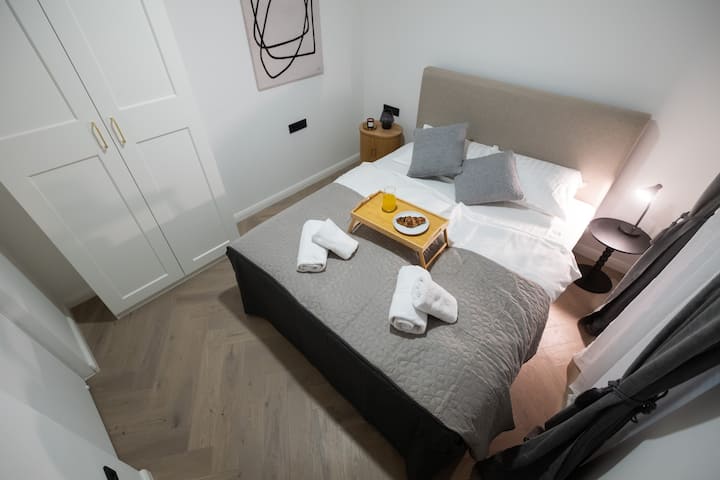 Lyst og intimt rum med en hyggelig seng på 160x200 cm – perfekt til par, der søger komfort og ro