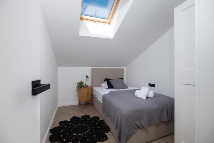 Minimalistisk enkeltværelse på tagterrassen, kun få skridt fra en privat jacuzzi og loungeområde under åben himmel.