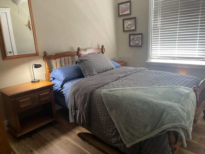 Cama de tamaño completo, portaequipajes, armario y ventilador de techo. 