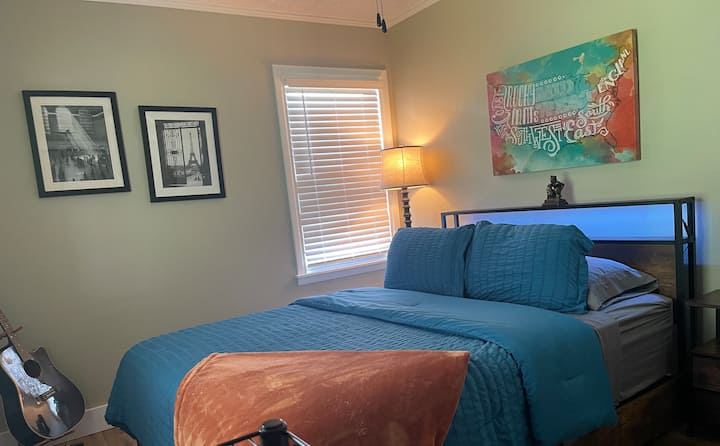 Cama tamaño queen con puertos de carga incorporados, luces LED y cajones de almacenamiento debajo... y portaequipajes y armario grande. 