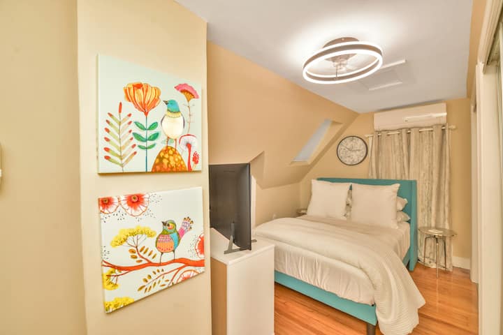 Krevat me madhësi të plotë në katin e 3-të (papafingo) me 2 dollapë rrëshqitës (dyer të pasqyruara)