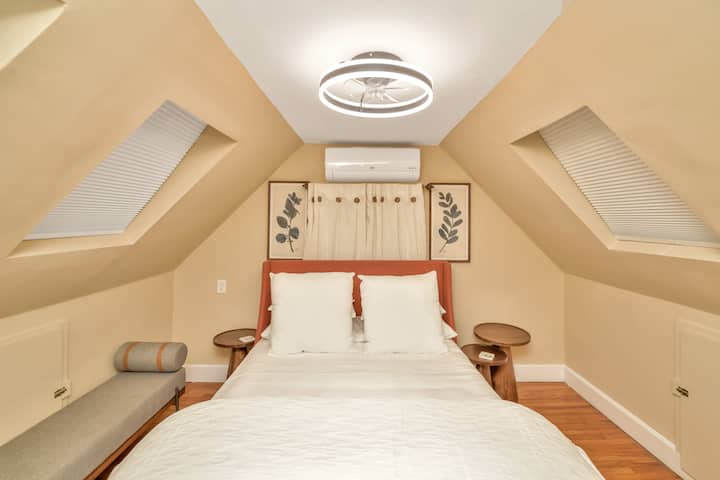 Krevat dopio "queen" që ndodhet në papafingo. (pranë dhomës së gjumit 1) Dritat e qiellit mbi krevat kanë nuanca që errësojnë dhomën. 