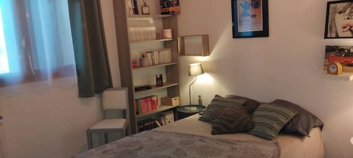 ห้องเดี่ยวพร้อมเตียงขนาด 120 ตู้เก็บของขนาดใหญ่ ห้องสมุด และวิวทางเดินเขียว
เครื่องนอนใหม่