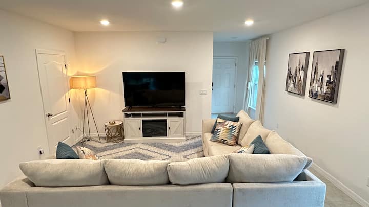 Charming & Cozy Townhouse Near Jax Zoo & Airport - Jacksonville, FL
