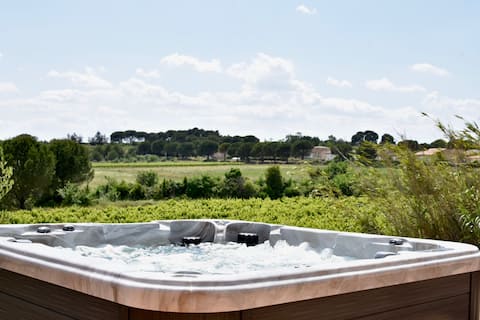 Single-storey villa with swimming pool and jacuzzi