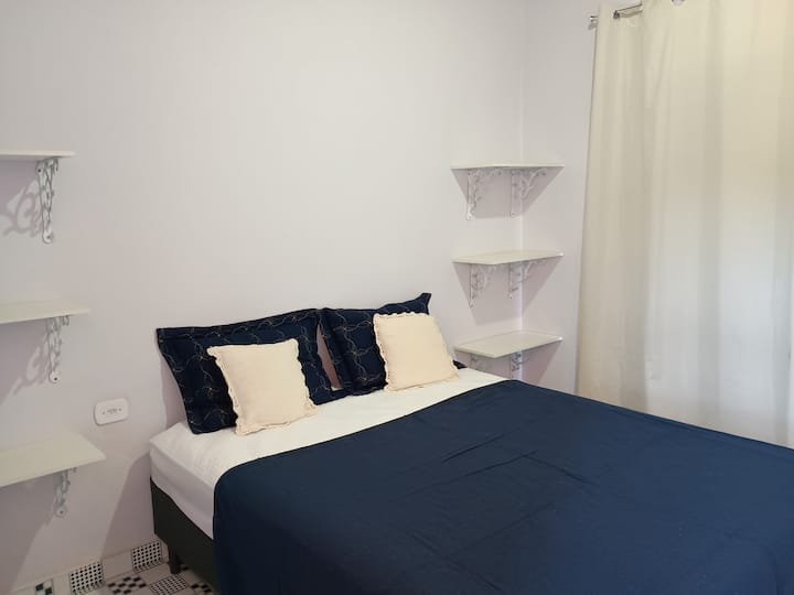 Apartman na gornjoj palubi s bračnim krevetom, 2 jastuka, stalcima  i stalcima za odlaganje odjeće. Soba ima veliki balkon s prekrasnim pogledom!