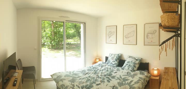 ห้องพักกว้างขวางพร้อมเตียงขนาดคิงไซส์ (180) ตู้เสื้อผ้าและทีวี อยู่ติดกับห้องน้ำชั้นล่างเพื่อความสะดวกสบายที่ดีที่สุด