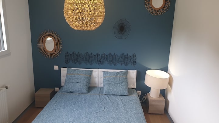 ห้องพักสะดวกสบายพร้อมเตียงควีนไซส์ (160) พื้นที่เก็บของและทีวีสำหรับการพักผ่อนที่ผ่อนคลาย