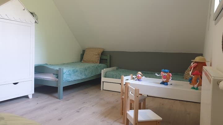 หอพักขนาดใหญ่ตกแต่งสำหรับเด็ก มีเตียงเดี่ยว 4 เตียงและเกมให้เล่น เหมาะสำหรับคนหนุ่มสาว... แต่ก็เหมาะสำหรับผู้ใหญ่เช่นกัน