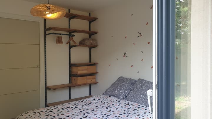 ห้องพักสะดวกสบายพร้อมเตียงคู่ (140) โต๊ะทำงานที่สะดวกสำหรับการทำงานระยะไกล และห้องแต่งตัวขนาดใหญ่ ติดห้องน้ำเพื่อความสะดวกสบายเป็นพิเศษ