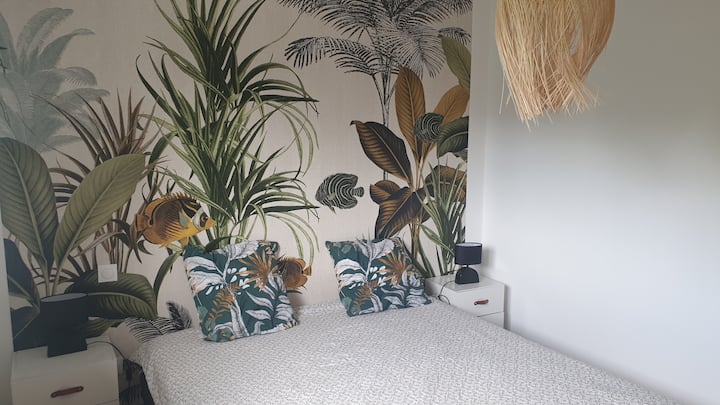 ห้องพักมีสไตล์พร้อมเตียงขนาดคิงไซส์ (180) โต๊ะทำงาน ห้องแต่งตัวขนาดใหญ่ และผนังตู้ปลาที่สวยงามทำให้มีบรรยากาศที่ไม่เหมือนใครและผ่อนคลาย