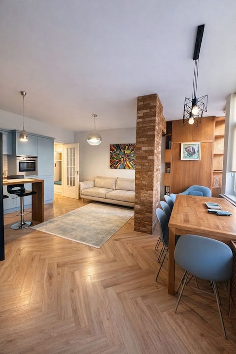 Popular Airbnb listing: Tree-top apt in city center in Njësia Bashkiake Nr. 7