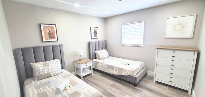 Მყუდრო და ნათელი მეოთხე საძინებელი ორი ორადგილიანი საწოლით, იდეალურია ბავშვებისთვის, მეგობრებისთვის ან მარტო მოგზაურებისთვის. Მოყვება კომოდი, კარადა, ტუმბო, დამატებითი საბნები, უშუქო ფერები. 3 ‑ იანი სააბაზანოს გვერდით, რომელიც განკუთვნილია კომფორტისთვის, განმარტოებისა და მშვიდი ძილისთვის.