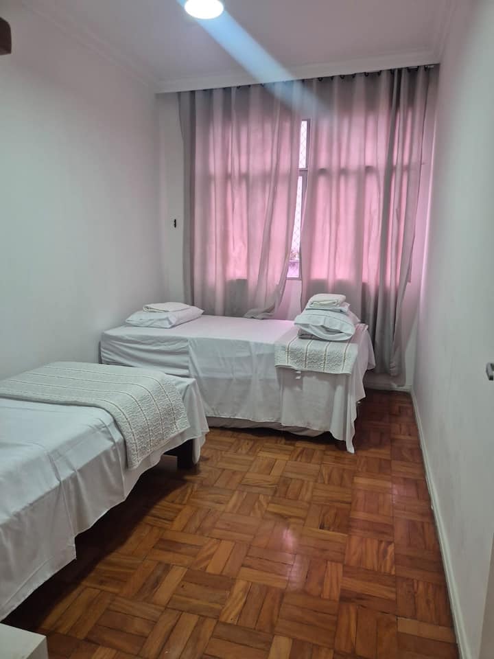 ერთადგილიანი საწოლი დამხმარე ნივთებით 