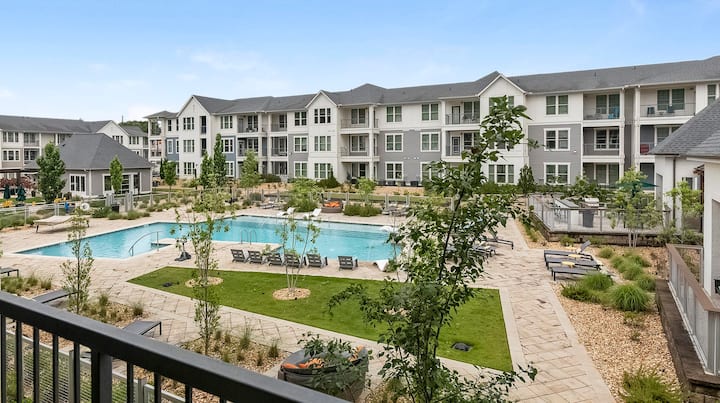 Landing | Modern 2bd, Pool, Gym - Hoover