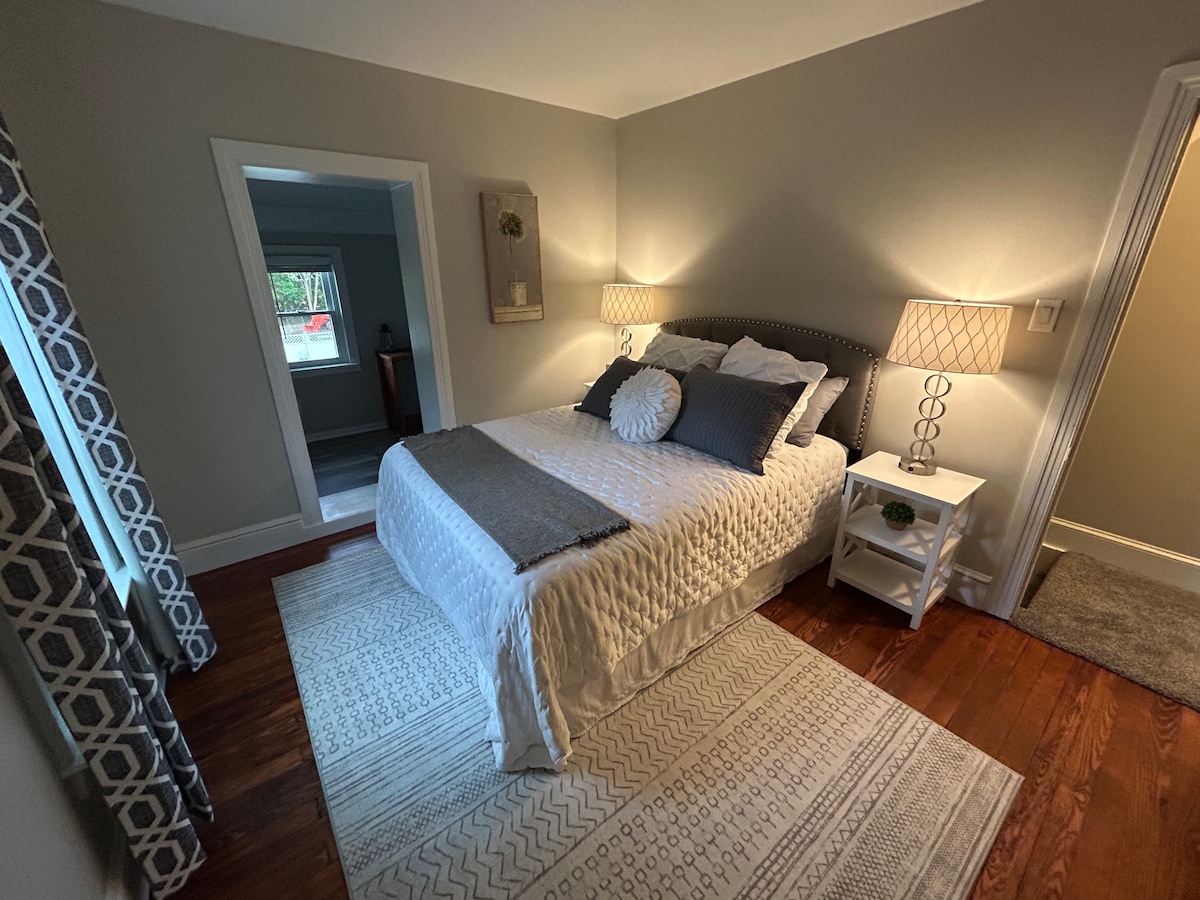 Cama tamaño queen con oficina/sala de estar a un lado