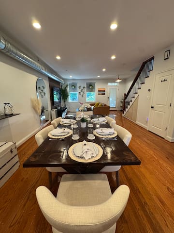 Luxury 4-BR | Hot Tub | Walk to Metro | CapHill gallery image 4