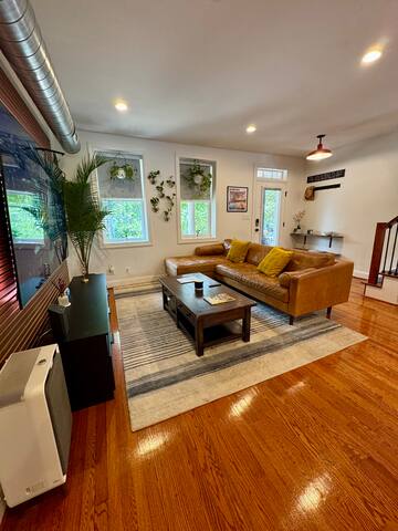 Luxury 4-BR | Hot Tub | Walk to Metro | CapHill gallery image 2