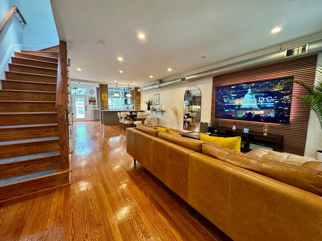 Luxury 4-BR | Hot Tub | Walk to Metro | CapHill gallery image 3