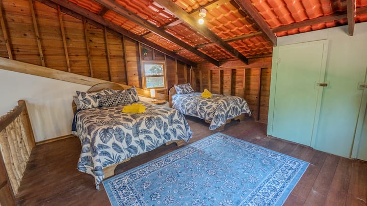 Удобно поткровје со двоен и единечен кревет, совршено за деца или дополнителни гости, отворено за дневниот простор под него