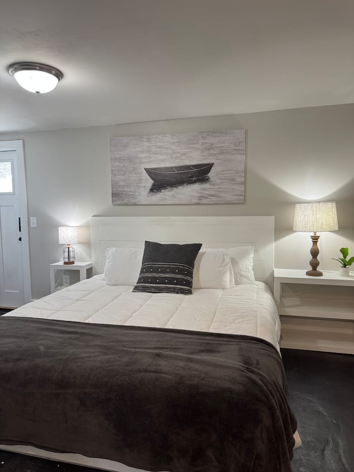 El tercer dormitorio es perfecto para familias o grupos, ya que cuenta con una cama tamaño king y un juego de literas para poder adaptar la distribución de las camas. Esta habitación espaciosa y cómoda es ideal para unas relajantes vacaciones en un alojamiento de alquiler, ya que ofrece mucho espacio para descansar.
