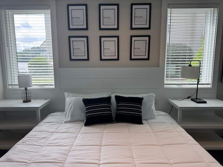 Esta suite principal incluye una cómoda cama tamaño king y un baño completo adjunto, lo que garantiza una gran estancia de noches. 