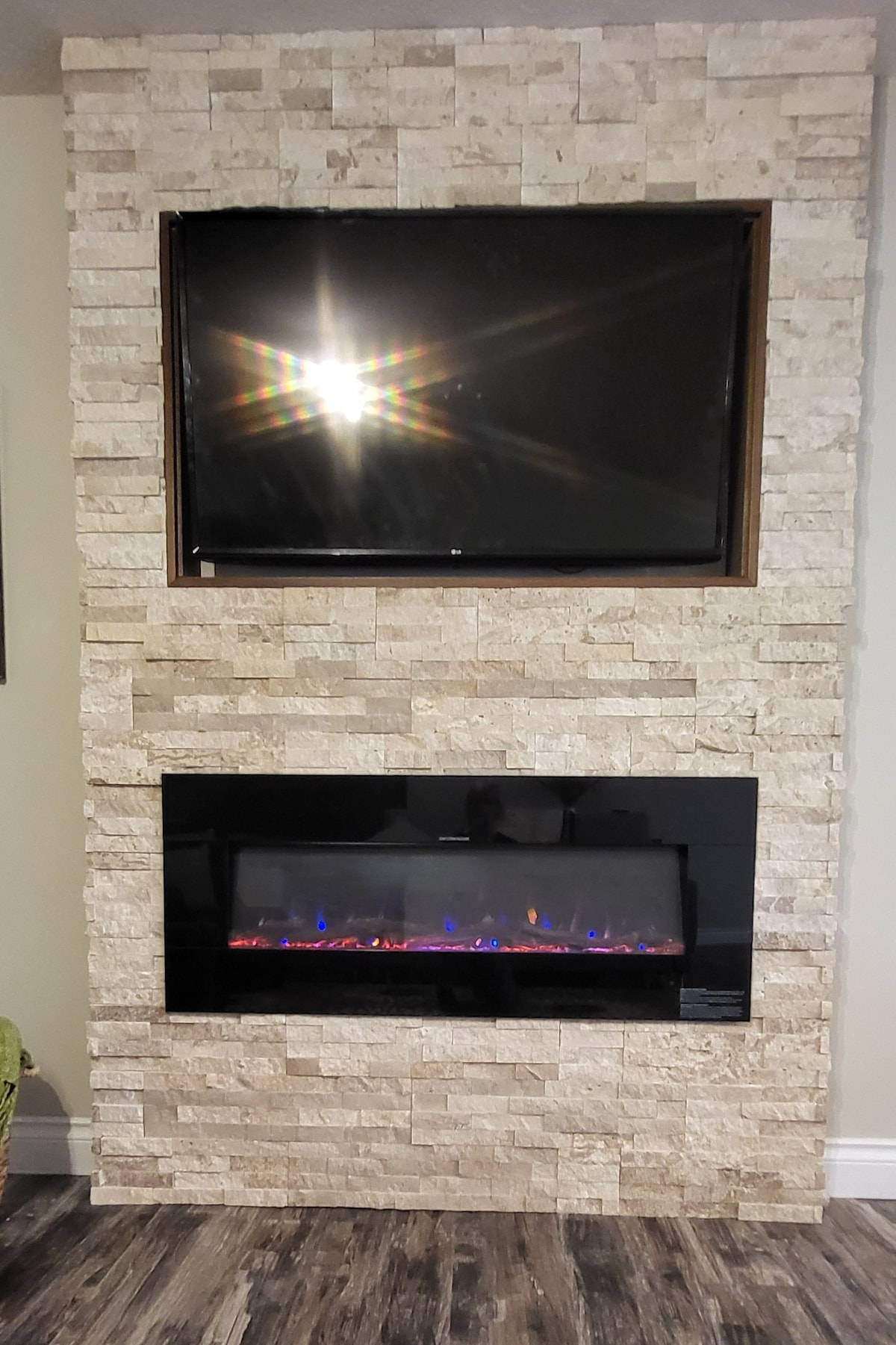 Inteligentná televízia so službou Netflix a Prime.
diaľkovo ovládaný krb