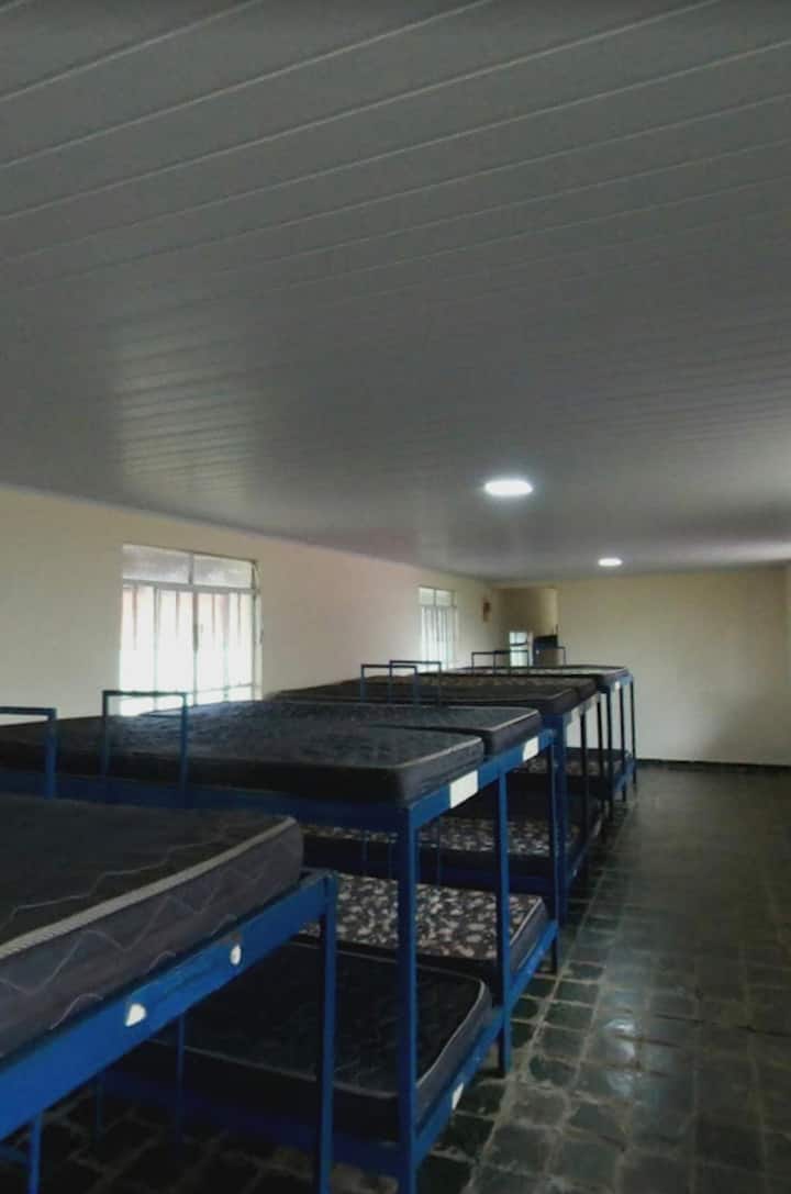 מעונות עם מיטות קומותיים יחיד בחלק העליון