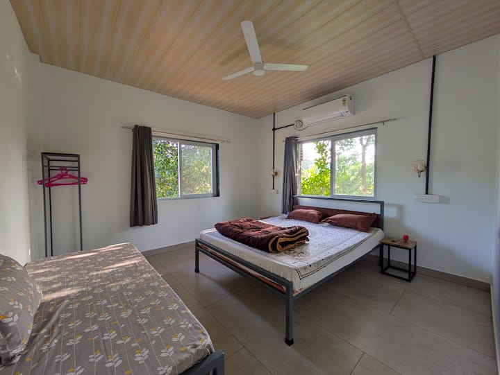 1 manželská posteľ a 1 samostatná posteľ s klimatizáciou a pripojenou kúpeľňou. Z okna vidíte bazén a trávnik.