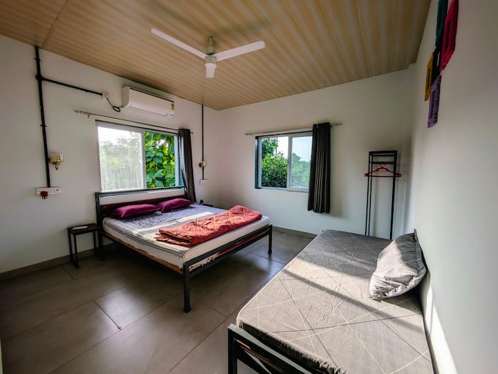 z tejto spálne je výhľad na záhradu s mangovníkmi