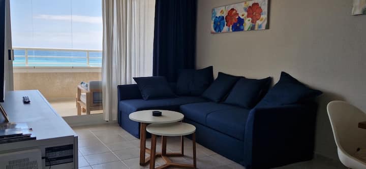 El sofá cama puede ser de color azul oscuro o turquesa, dependiente de la funda.