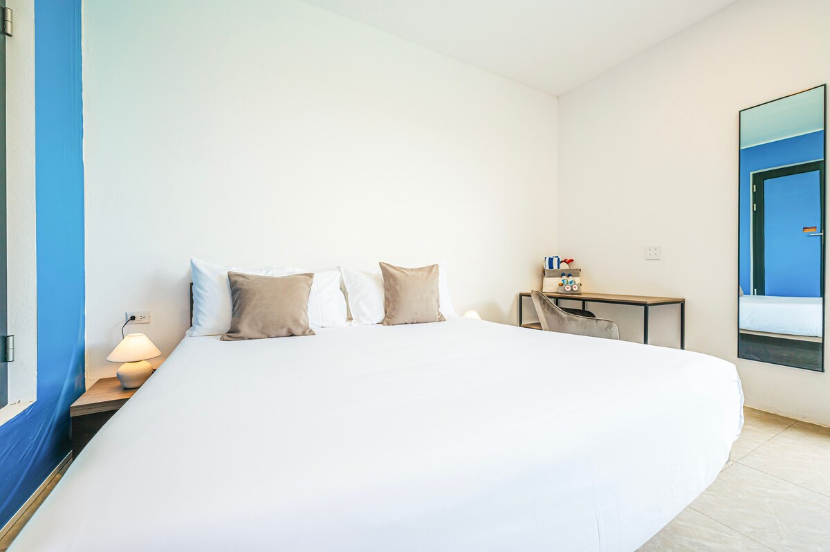 Овој поткровје има брачен кревет (king size) облечен во врвни чаршафи и поставен на душек од 12 слоја.